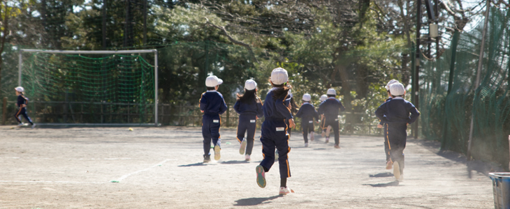 運動場を駆け回る子供達