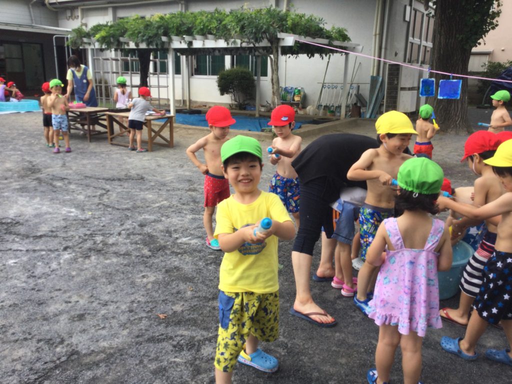 幼稚園　女児　プール 